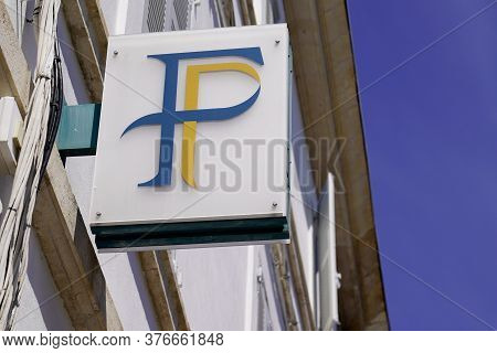 Bordeaux , Aquitaine / France - 07 07 2020 :  Centre Des Finances Publiques Logo F Sign On Wall Buil