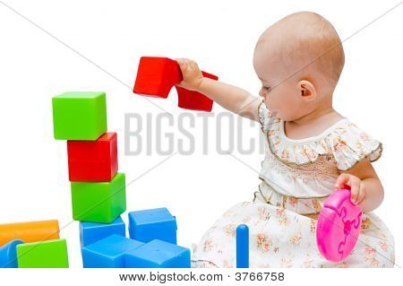 Petite fille jouant avec ses jouets