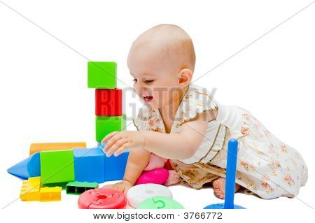 Petite fille jouant avec ses jouets
