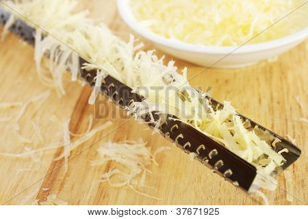 Formaggio parmigiano grattugiato e grattugia Microplane Rasp