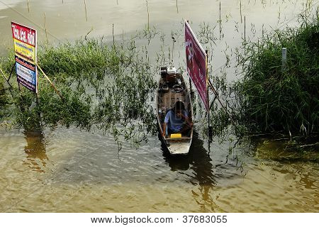 Uidentificerede folk nødt til at rejse med båd på vej i løbet af oversvømmelse