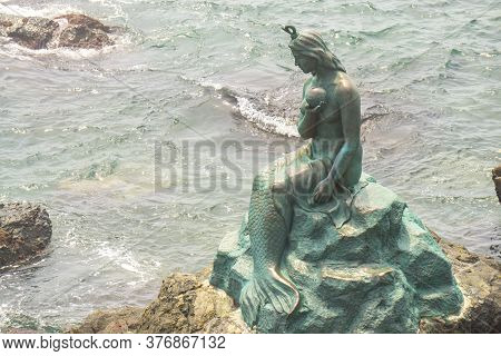 Busan,south Korea - July 20, 2017:  The Bronze Mermaid Statue Locate At The Rock Beach Of Haeundae D