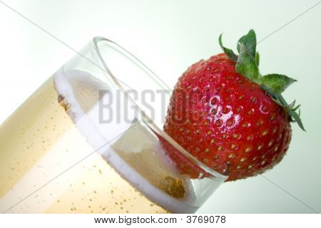 Champagne aux fraises sur le côté