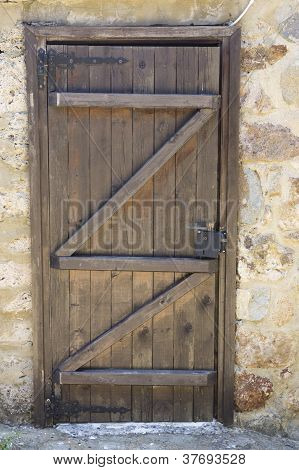 Vecchia porta in legno tradizionale