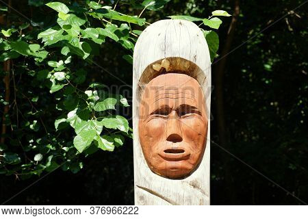 Virginia, U.s.a - July 1, 2020 - Close Up Of One Of The Jamestown Settlement Totem Poles At Powhatan