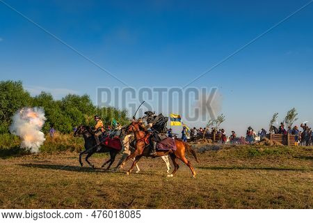 Gniew, Poland, Aug 2020 Polish Hussar Chasing Swedish Warrior, Fighting On Battlefield. Historical R