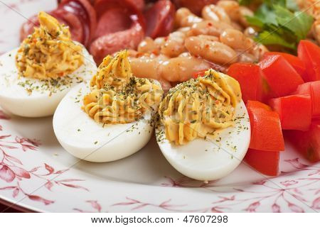 Huevos rellenos con frijoles blancos y salchicha, plato rico y sabroso desayuno