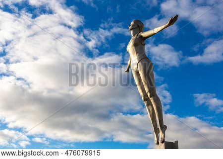 Scarborough, Uk - July 27, 2022: Diving Belle Statue In Scarborough, Yorkshire In A Sunny Summer Day