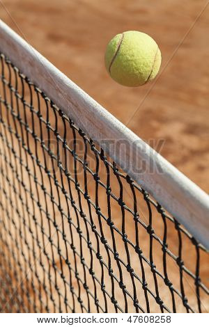 Tenis topu yere belgili tanımlık ağ