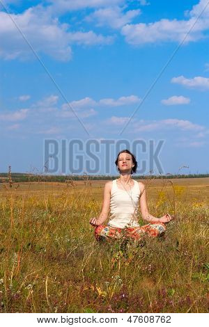 Donna slanciata meditare nel prato