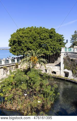 Syracuse, Sicily, Italy - April 29, 2023: Fountain Of Arethusa On Ortygia Island, A Natural Spring O