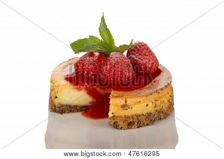 Cheesecake, çilek, sos ve nane