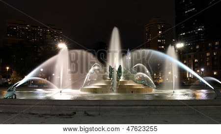 Swann Memorial Fountain Downtown Philadelphia yöllä