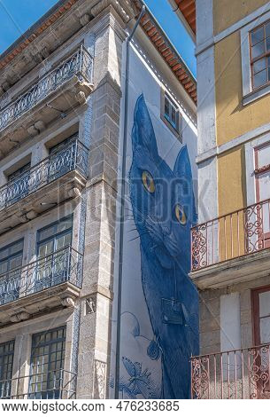 Porto, Portugal - April 18, 2023: A Blue Cat Painted Between The Palaces In  Da Flores Street