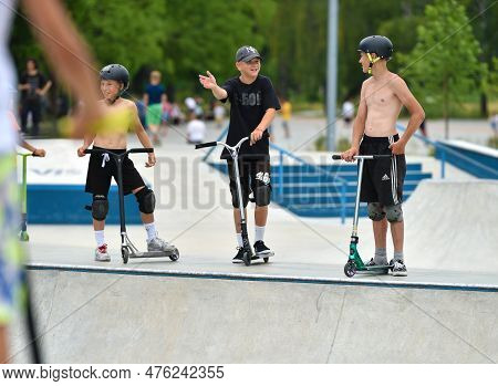 06.03.2022. Ukraine, Kyiv, Vdng Park. Children And Teenagers Ride Skateboards