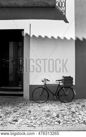 Evora, Portugal- October 10, 2022: Vintage Bicycle Leaning On Typical Portuguese Facade In Evora Tow