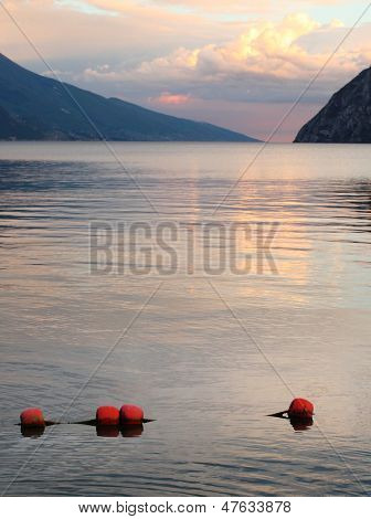 Paisaje de la noche del lago de Garda (Lago di Garda o Lago Benaco). Italiano lago más grande se encuentra en