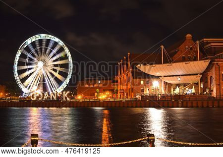 Gdansk, Poland - August 23, 2021: Spinning Ferris Wheel In Gdansk On The Moltawa River.