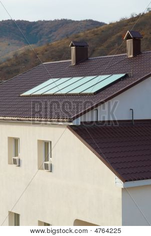 Solární Panel (geliosystem) na střeše domu.