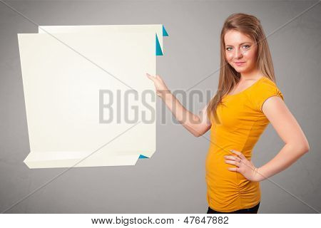 Baeutiful young Woman holding weiße Origami papier textfreiraum