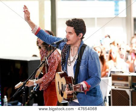 Нью Йорк Июль 5: Певец Джон Майер выполняет на NBC Today Show в Рокфеллер Плаза на 5 июля 2013 г. 