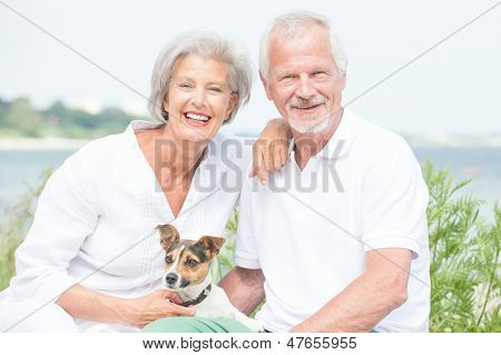 ยิ้มและ actice อาวุโสคู่กับสุนัข
