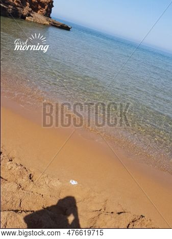 Le Ciel Est Clair Et La Mer Est Calme