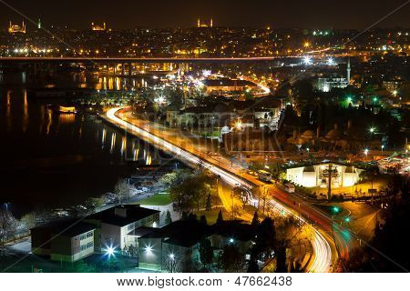 Istanbul 'un gece görünümü