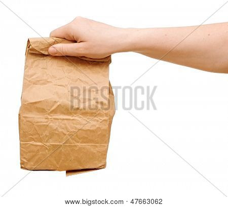 femme tenant un sac en papier brun avec contenu dans sa main