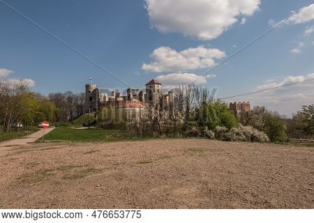 Tenczyn Castle - The Ruins Of A Castle Located In The Jura Krakowsko-częstochowska, Included In The 