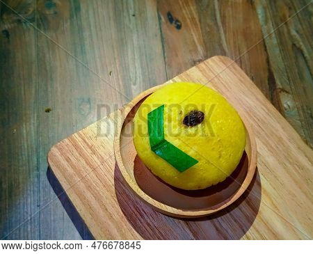 A Mud Cake With Raisin Topping On A Bowl