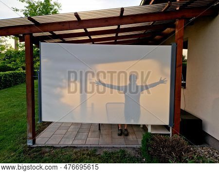 Screen Blinds Are Made Of Pvc Fabric, Which, Thanks To Its Composition, Can Partially Absorb And Ref