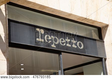 Bordeaux , Aquitaine  France - 05 19 2023 : Repetto Logo Text And Sign Brand Chain Wall Facade Store