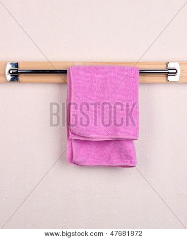 Üzerinde enine odasında banyo havlusu