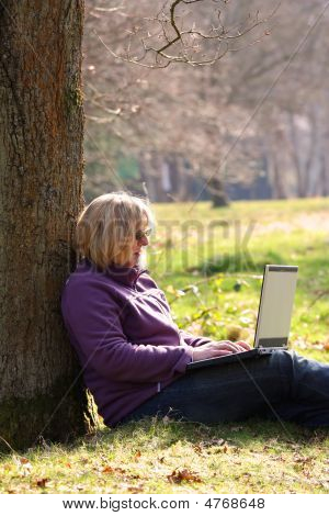 Frau saß mit Laptop-portrait