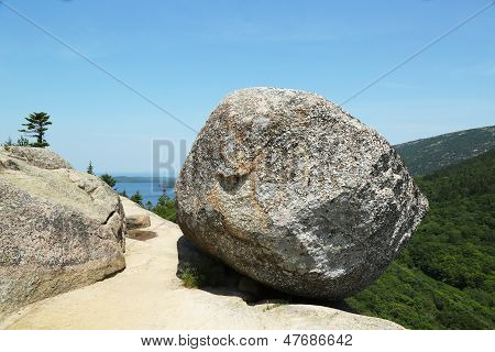 Roca de burbuja encima de la montaña de burbuja del sur y Jordania estanque en el Parque Nacional de Acadia, Maine, Estados Unidos