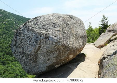 Roca de burbuja encima de la montaña de burbuja del sur y Jordania estanque en el Parque Nacional de Acadia, Maine, Estados Unidos