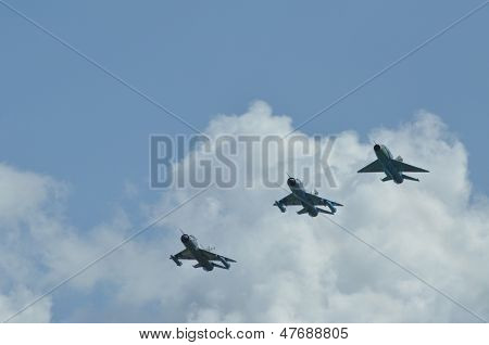 Avião de caça MIG 21 LANCER realiza um voo de demonstração
