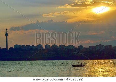 Fischer im Boot bei Sonnenuntergang