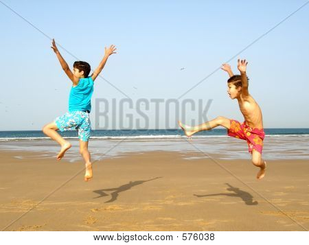 Ragazzi saltando