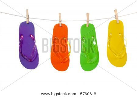 Sandali flip-flop colorato su una Clothesline