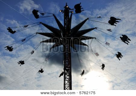 Silloutte d'imposantes Carnaval Swing Ride