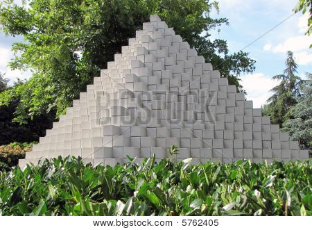 Bílá egyptské pyramidy v zelené letní park