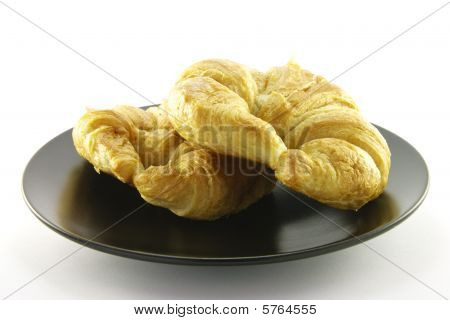 To croissanter på en sort plade