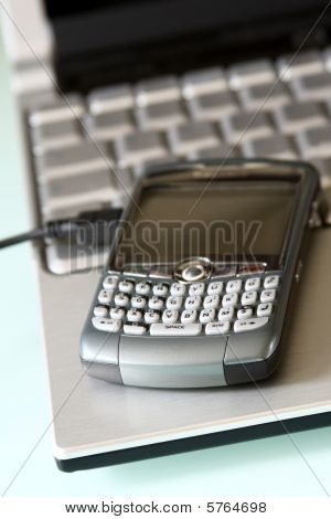 mobilní kancelář: smartphone přes notebook