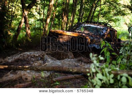 Off Road lastbil i retssag konkurrence