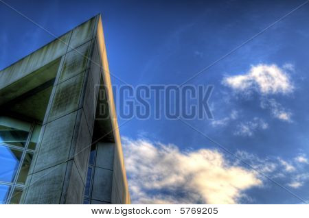 空を背景の建物。