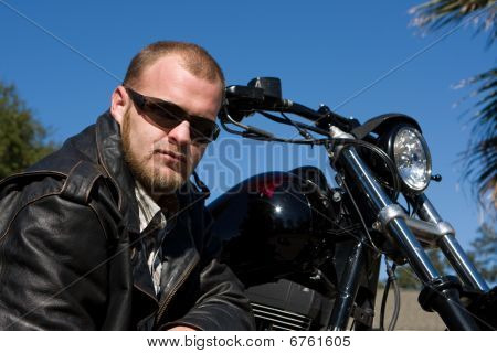 Muž s motocyklu