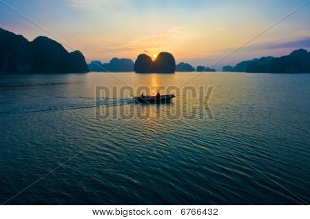 Soluppgång på Ha Long Bay