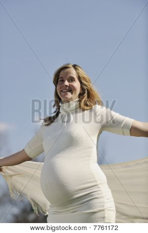 Šťastná mladá těhotná žena venkovní